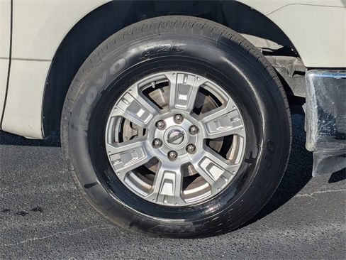 Used 2019 Nissan Titan SV image 11