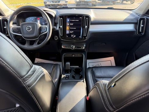 Used 2022 Volvo XC40 T5 Momentum image 20