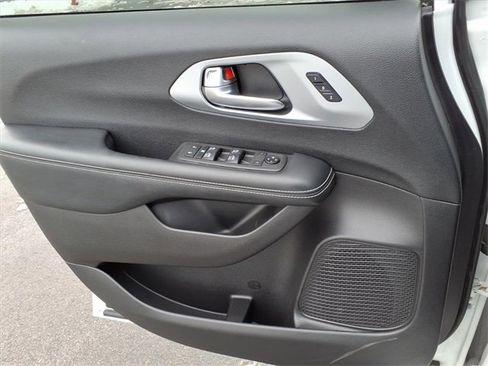 Certified 2021 Chrysler Pacifica Touring-L w/ Uconnect Theater Family Group image 16