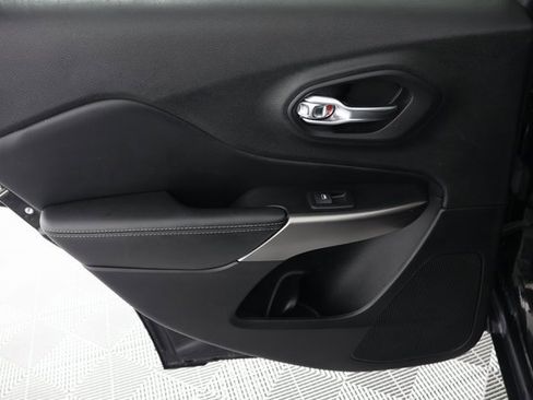 Used 2019 Jeep Cherokee Limited image 23