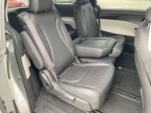 Used 2023 Kia Carnival LX image 29