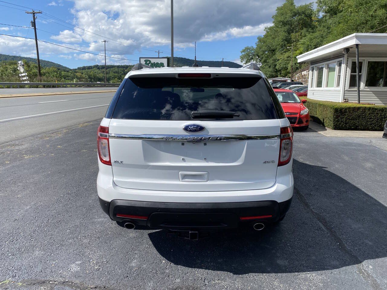 Used 2015 Ford Explorer XLT w/ Equipment Group 202A AWD/4WD image 8