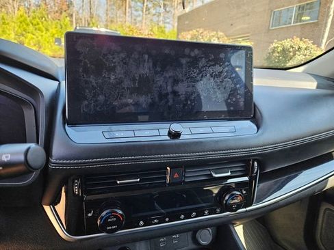 Used 2024 Nissan Rogue SL image 11