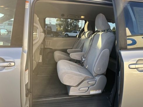Used 2020 Toyota Sienna LE image 31