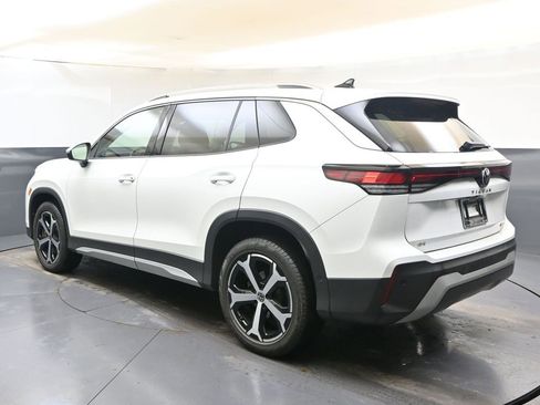 Used 2025 Volkswagen Tiguan SE w/ Panoramic Sunroof Package image 3