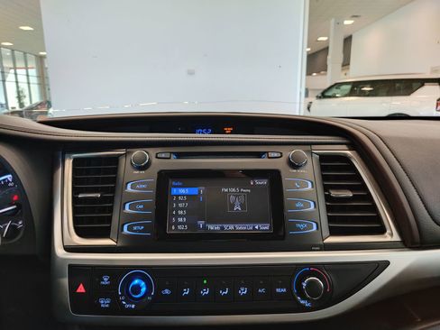 Used 2016 Toyota Highlander LE AWD/4WD image 13
