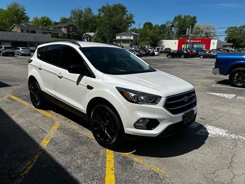 Used 2017 Ford Escape SE w/ Equipment Group 201A image 4