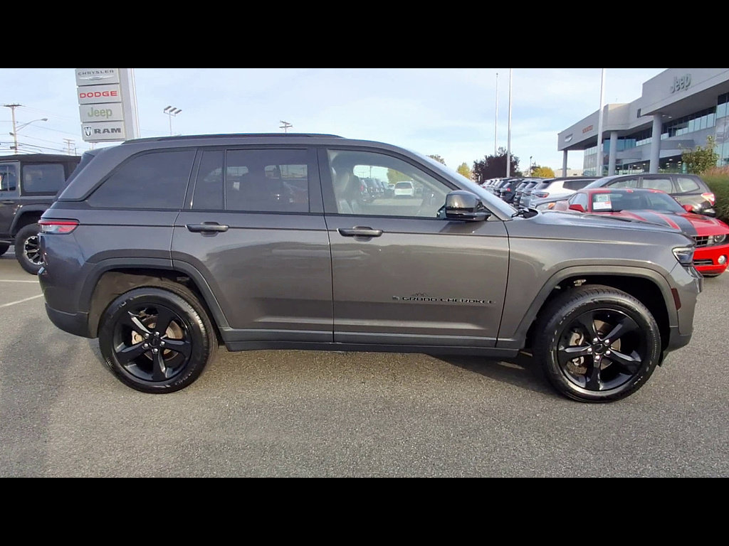 Used 2023 Jeep Grand Cherokee Altitude AWD/4WD image 9