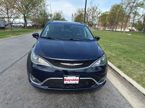 Used 2019 Chrysler Pacifica Touring-L w/ Advanced Safetytec Group image 4