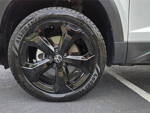 Certified 2025 Volkswagen Taos SE AWD/4WD image 11