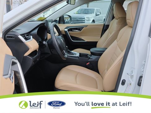 Used 2020 Toyota RAV4 XLE Premium image 11