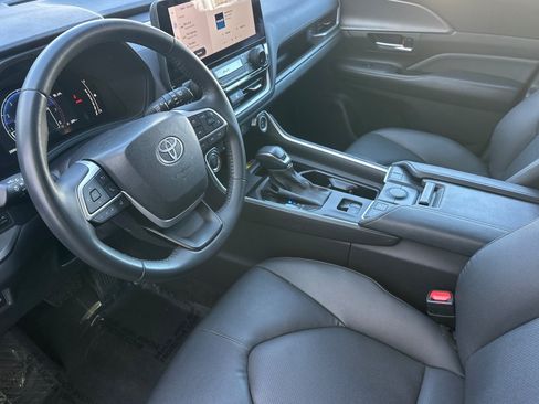 Used 2025 Toyota Grand Highlander FWD image 4