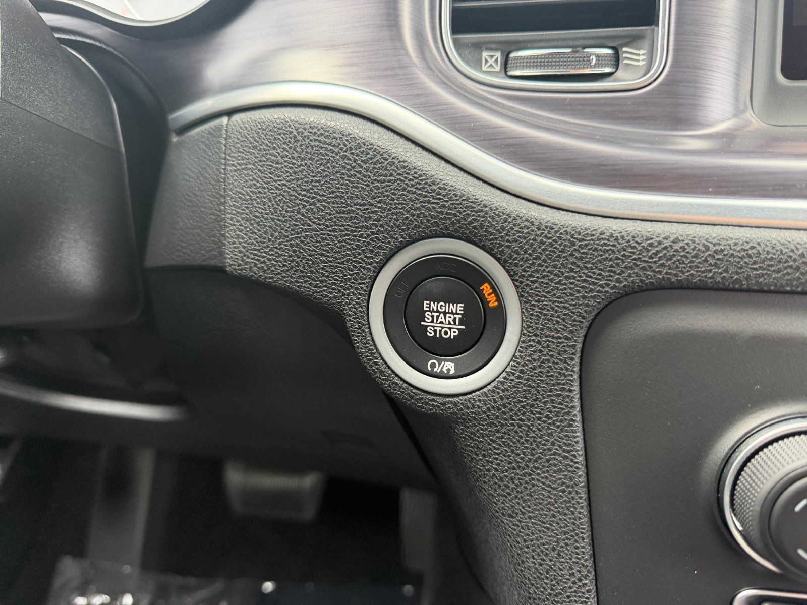 Used 2018 Dodge Charger SXT RWD image 19