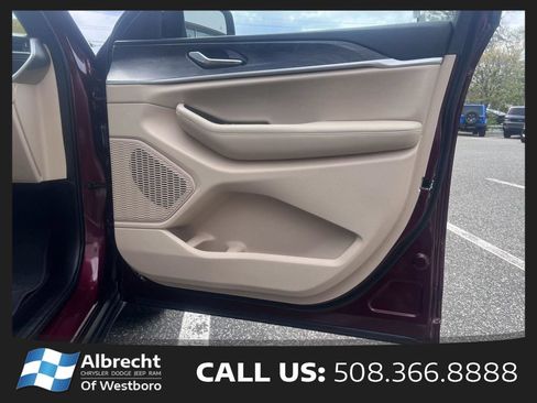 Used 2025 Jeep Grand Cherokee Limited AWD/4WD image 21