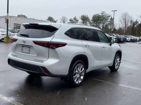 Used 2024 Toyota Highlander Limited image 11