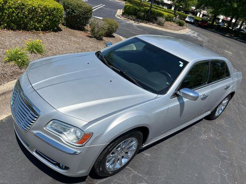 Used 2012 Chrysler 300 Limited RWD image 3