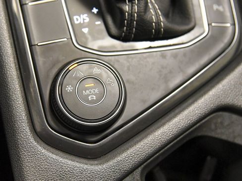 Used 2021 Volkswagen Tiguan SEL image 32