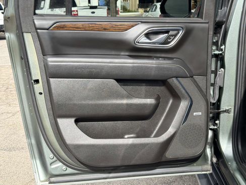 Used 2023 Chevrolet Suburban Premier image 23