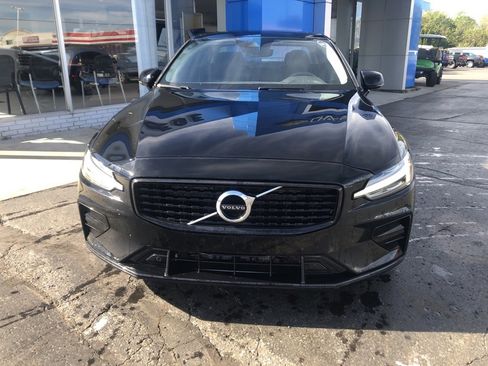 Used 2022 Volvo S60 B5 Momentum image 3