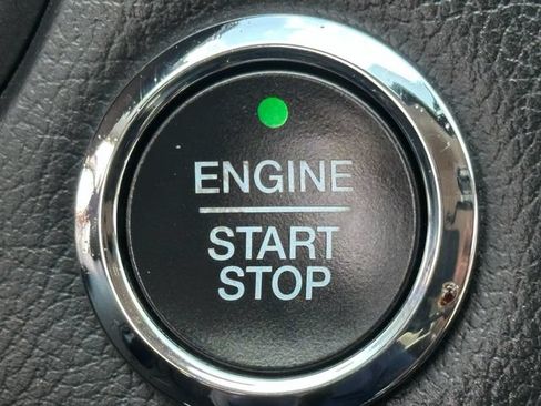 Used 2018 Ford Fusion SE w/ Fusion SE Technology Package FWD image 19