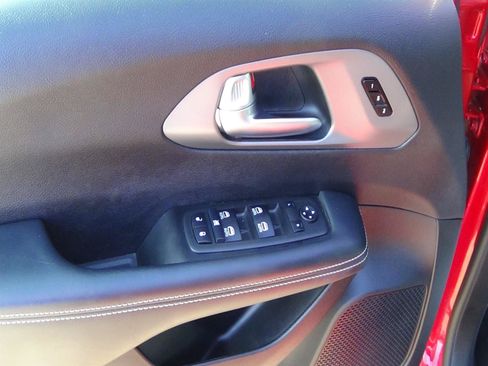 Certified 2025 Chrysler Pacifica Select FWD image 17