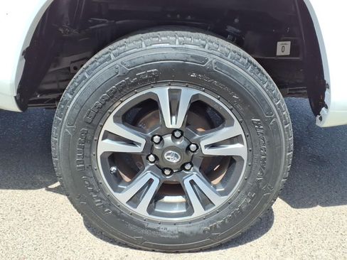 Used 2017 Toyota Tacoma SR5 w/ Tow Package RWD image 8
