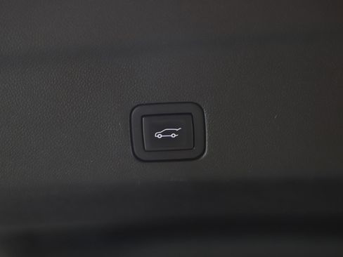 Used 2023 Chevrolet Suburban Premier image 19