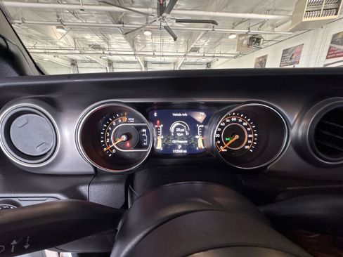 Used 2021 Jeep Gladiator Willys image 12