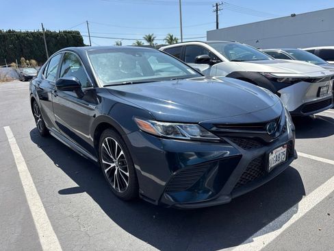 Certified 2019 Toyota Camry SE FWD image 1