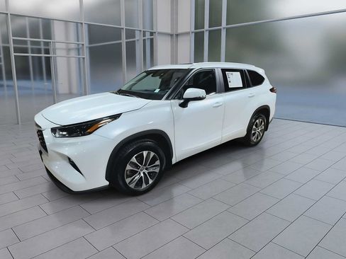Used 2023 Toyota Highlander XLE AWD/4WD image 4