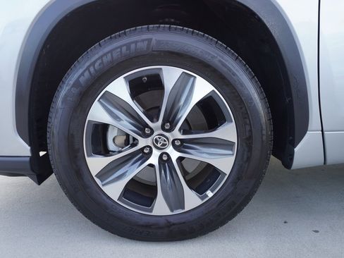 Certified 2025 Toyota Highlander XLE image 25