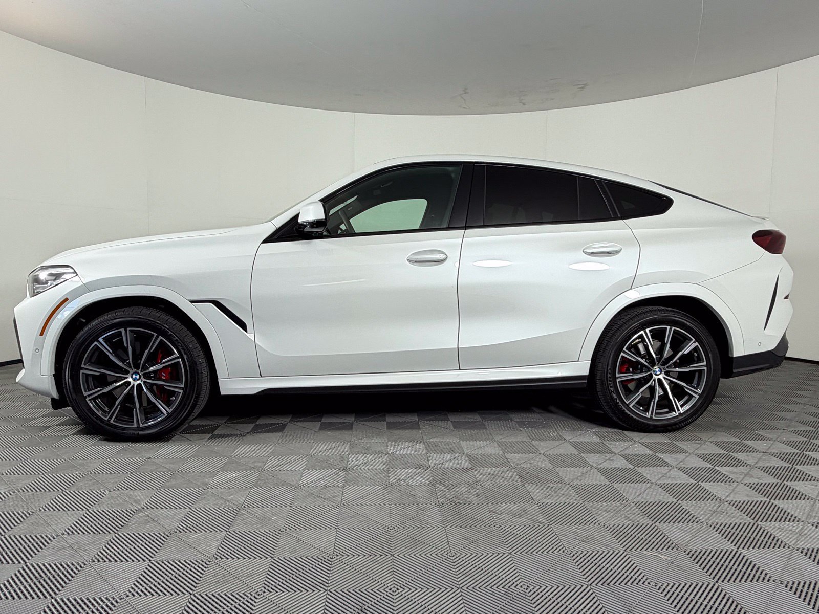 Used 2022 BMW X6 xDrive40i w/ M Sport Package AWD/4WD image 6