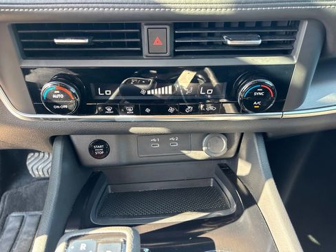 Used 2025 Nissan Rogue SV FWD image 27