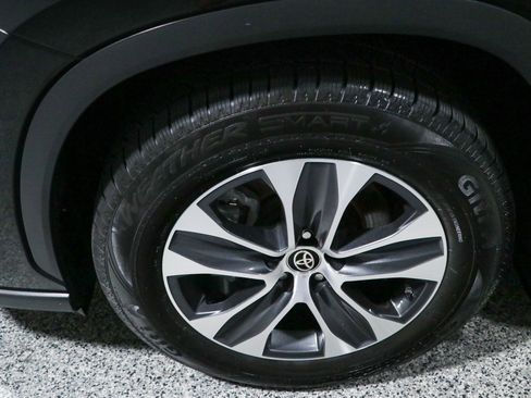Used 2024 Toyota Highlander XLE FWD image 11