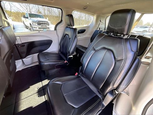 Used 2023 Chrysler Pacifica Touring-L image 14