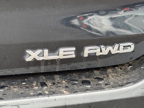 Used 2024 Toyota Highlander XLE AWD/4WD image 29