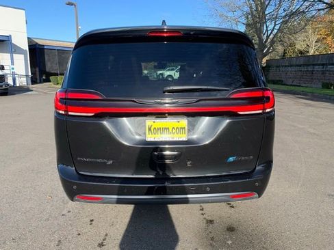 Used 2022 Chrysler Pacifica Touring-L w/ Uconnect Theater Family Group image 4