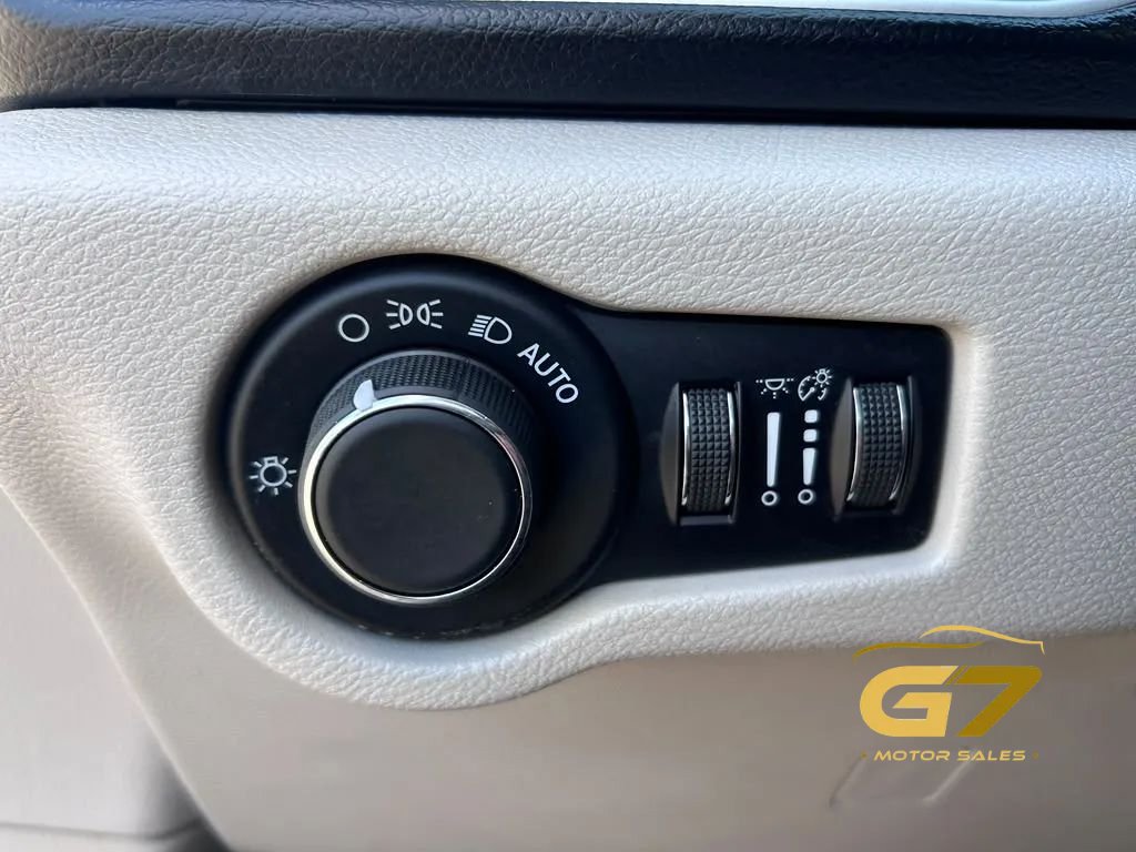 Used 2017 Chrysler Pacifica Touring FWD image 14