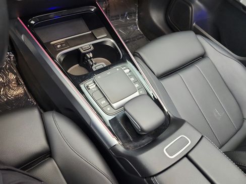 Used 2022 Mercedes-Benz GLB 250 image 13