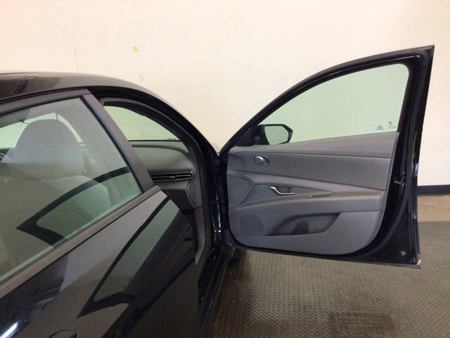 Used 2021 Hyundai Elantra SE FWD image 9