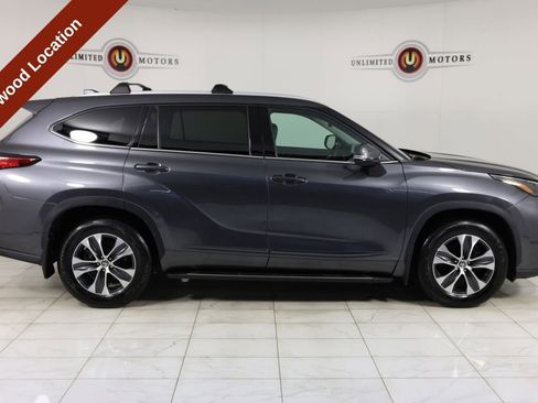 Used 2022 Toyota Highlander XLE AWD/4WD image 2