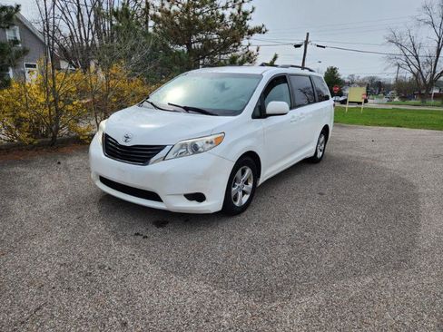 Used 2014 Toyota Sienna LE image 4