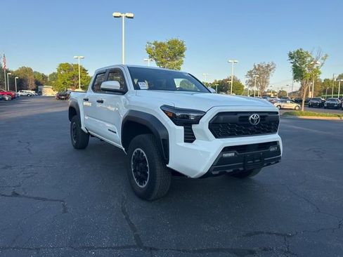 Used 2024 Toyota Tacoma TRD Off-Road AWD/4WD image 33
