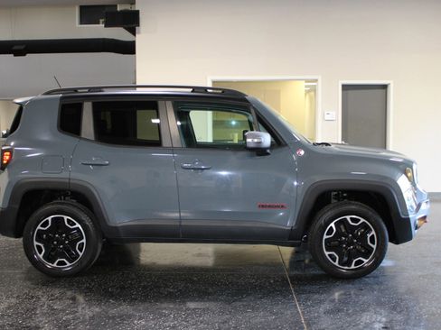 Used 2017 Jeep Renegade Trailhawk image 2