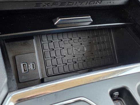 Used 2024 Ford Expedition XLT RWD image 28
