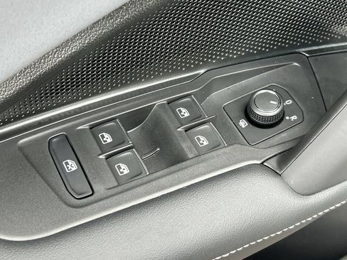 New 2026 Volkswagen Tiguan SE R-Line FWD image 17