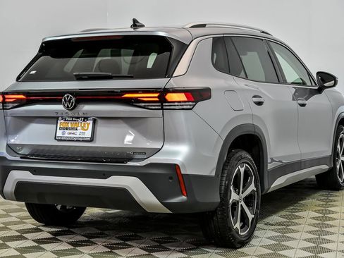 Used 2025 Volkswagen Tiguan SE w/ Panoramic Sunroof Package image 8