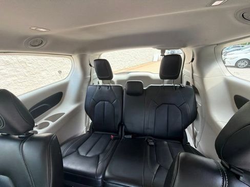 Used 2024 Chrysler Pacifica Touring-L FWD image 16