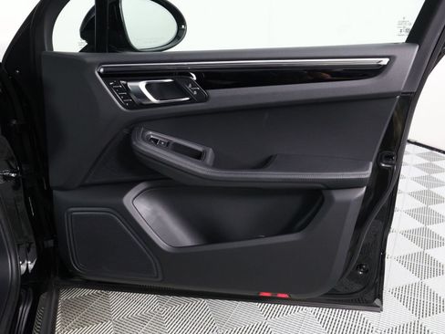 Certified 2026 Porsche Macan AWD/4WD image 23