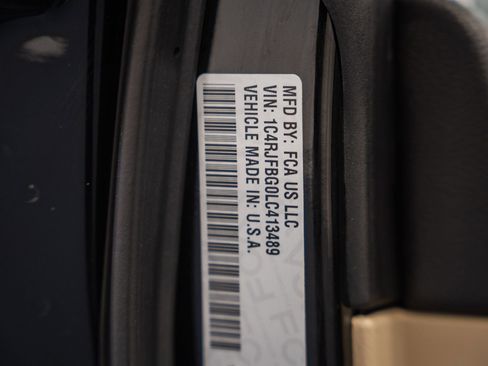 Used 2020 Jeep Grand Cherokee Limited w/ Luxury Group II image 48